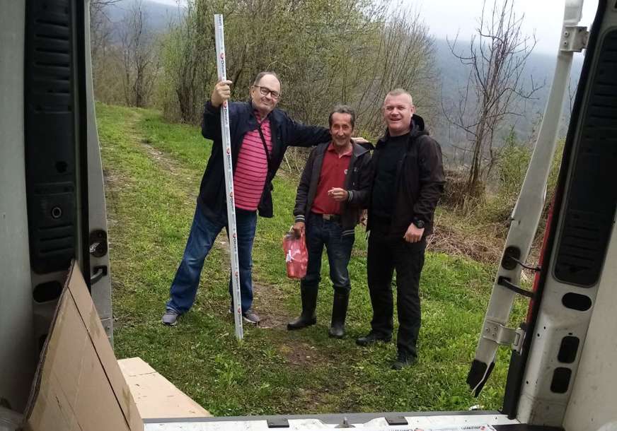 Humanost na djelu: Milan Selak donirao stolariju srpskoj povratničkoj porodici