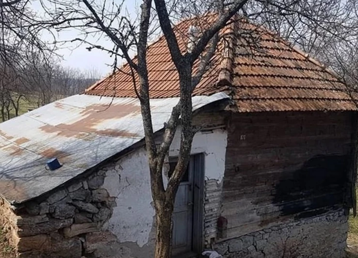 TROŠNA, ORONULA I BEZ PROZORA Srpski pjevač je u ovoj kući živio u bijedi, zimi spavao s kapom