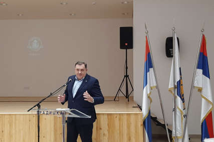 "Dokaz da je srpska istorija herojska" Dodik na premijeri filma "Aprilski let" u Novoj Topoli