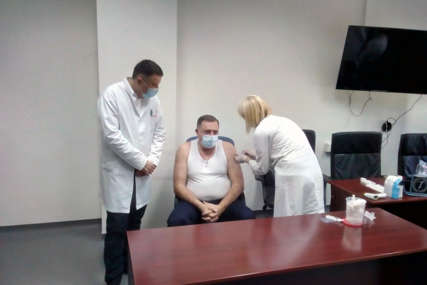 VAKCINISAN "SPUTNJIKOM V" Dodik primio vakcinu protiv virusa korona (VIDEO)