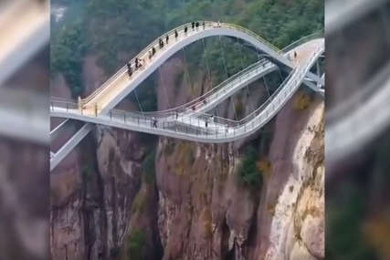 Stakleni most koji visi iznad PROVALIJE u Kini ledi krv u žilama (VIDEO)