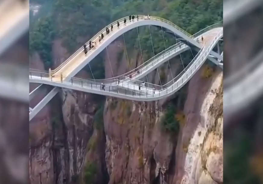 Stakleni most koji visi iznad PROVALIJE u Kini ledi krv u žilama (VIDEO)