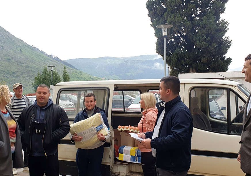 PODRŠKA ZA PRAZNIKE Paketi pomoći povodom Vaskrsa za 36 porodica u Mrkonjić Gradu