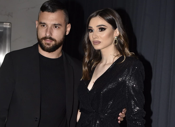 PRIJE NJE NIZAO SKANDALE Srpski pjevač je ovu ljepoticu upoznao na nastupu i oženio (FOTO)