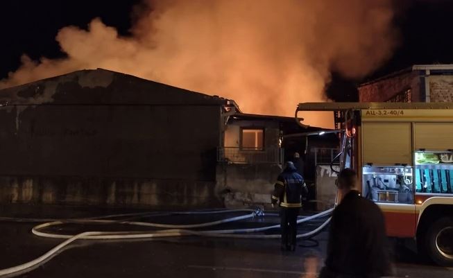 Bez domova ostalo deset porodica u Nišu "Zapalio se dimnjak kod komšinice, sve je izgorjelo u trenu"