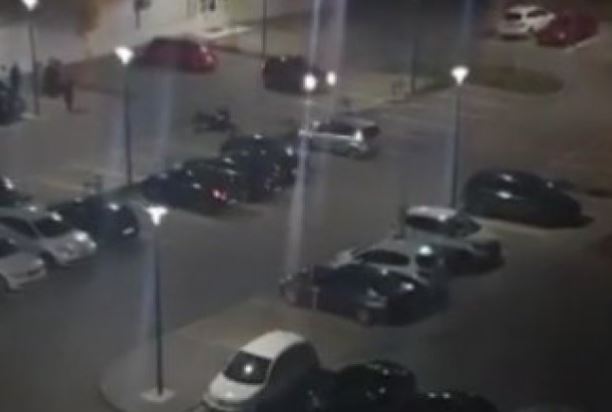 Zaleću se kolima, uleću u krivine: Bahata vožnja na parkingu u Novom Sadu (VIDEO)