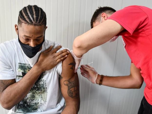 Ovim činom žele da pošalju poruku građanima: Košarkaši Partizana slobodan dan iskoristili za vakcinaciju (VIDEO)