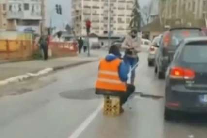 Pecao na vrelom asfaltu u Obrenovcu: Urnebesni video zapalio društvene mreže (VIDEO)