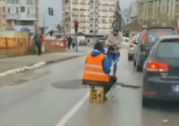 Pecao na vrelom asfaltu u Obrenovcu: Urnebesni video zapalio društvene mreže (VIDEO)