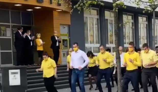 Radnici pošte popravili raspoloženje Banjalučanima: Ispred poslovnice zaplesali uz muziku, građani ih ispratili sa oduševljenjem (VIDEO)