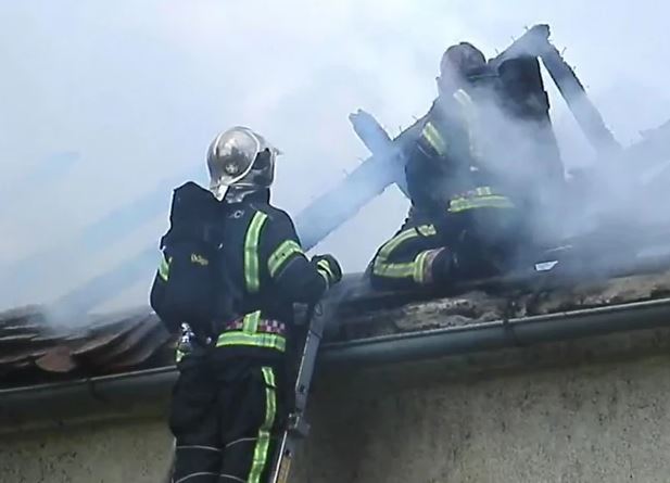 Na terenu vatrogasci i policija: Požar u Zagrebu, gore barake (VIDEO)