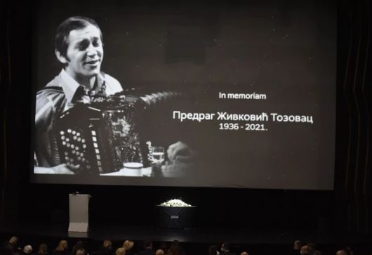 Komemoracija Predragu Živkoviću Tozovcu: Žena legendarnog pjevača, ne skriva tugu i bol, brojne kolege došle da se oproste