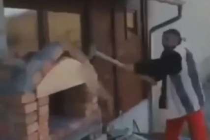 "VRATI PARE" Udarao po roštilju i rušio, dok je majstor sjedio na krovu kuće (VIDEO)