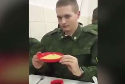 "Šta mi jedemo" Ruski vojnik ZAPALIO INTERNET video-snimkom hrane koju dobija u menzi (VIDEO)