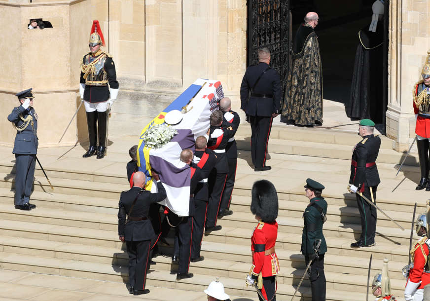 CRNI VEO I MASKA Kejt Midlton se pojavila na sahrani princa Filipa sa posebnim minđušama