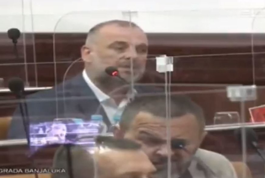 "BODE SE U OKO" Tokom rasprave o budžetu Banjaluke odbornik se igrao mikrofonom (VIDEO)