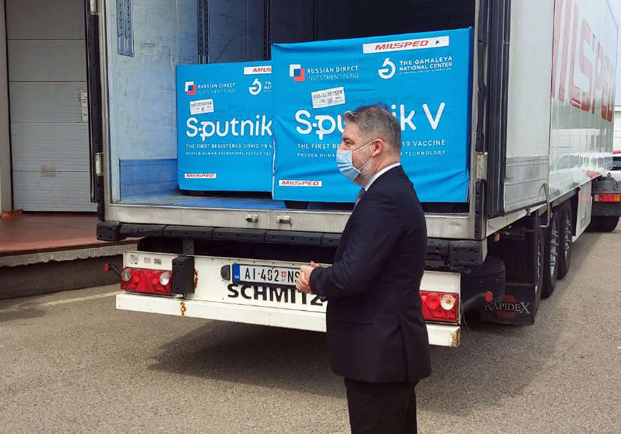 Sutra u Srpsku stiže 25.000 doza vakcina "Sputnjik" za revakcinaciju: Pošiljku dočekuju Višković i Šeranić
