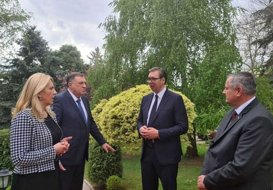 "Nismo pričali o 'non pejperu" Vučić razgovarao sa Dodikom, Cvijanovićevom i Viškovićem, pa građanima Srpske čestitao Vaskrs