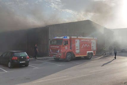 Spremne i dodatne ekipe: Vatrogasci gase požar u magacinu kraj bivše fabrike bicikala