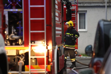 Vatru primjetila supruga:  Vatrogascu zapaljen automobil ispred kuće