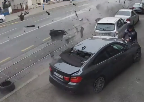 Snimak jezivog sudara u Zagrebu: "Audi" se prevrnuo na krov i nosio sve pred sobom (VIDEO)