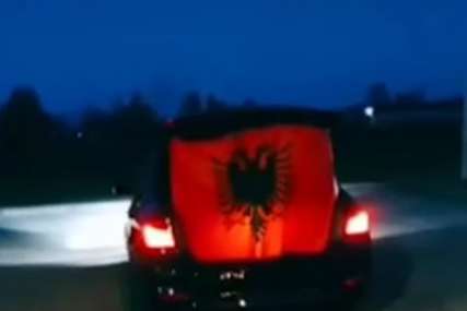 BURA NA DRUŠTVENIM MREŽAMA U sred Srbije podigao albansku zastavu, a zapalio srpsku trobojku (VIDEO)