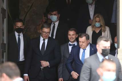 Uputio se prema aerodromu u Mahovljanima: Vučić napustio Banski dvor i završio posjetu Banjaluci (FOTO)