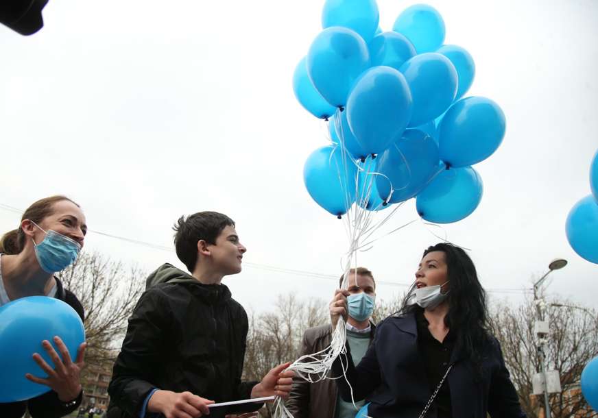 U Banjaluci obilježen Svjetski dan svjesnosti o autizmu: Sa Trga Krajine poletjeli plavi baloni (FOTO)