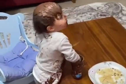 HIT NA INTERNETU Tata je ostavio kćerkicu samu na samo 5 minuta i dočekao je ovakvu (VIDEO)