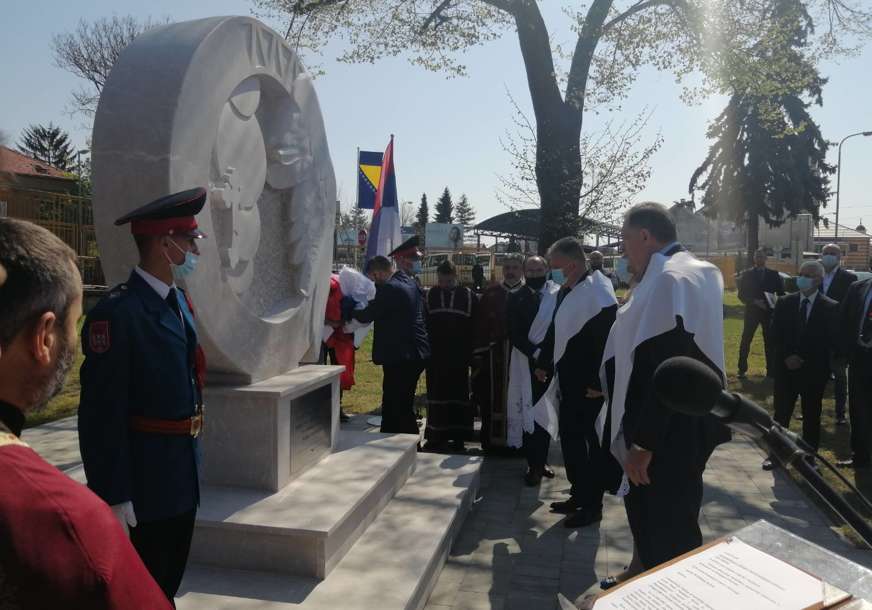 Počast žrtvama UKLESANA U KAMENU: U Gradiški otkriven spomenik poginulim Srbima tokom Bljeska (FOTO)