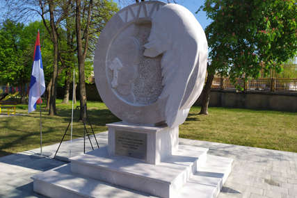 Parastos i pomen ispred spomenika u Gradiški: Obilježavanje godišnjice egzodusa Srba iz Zapadne Slavonije