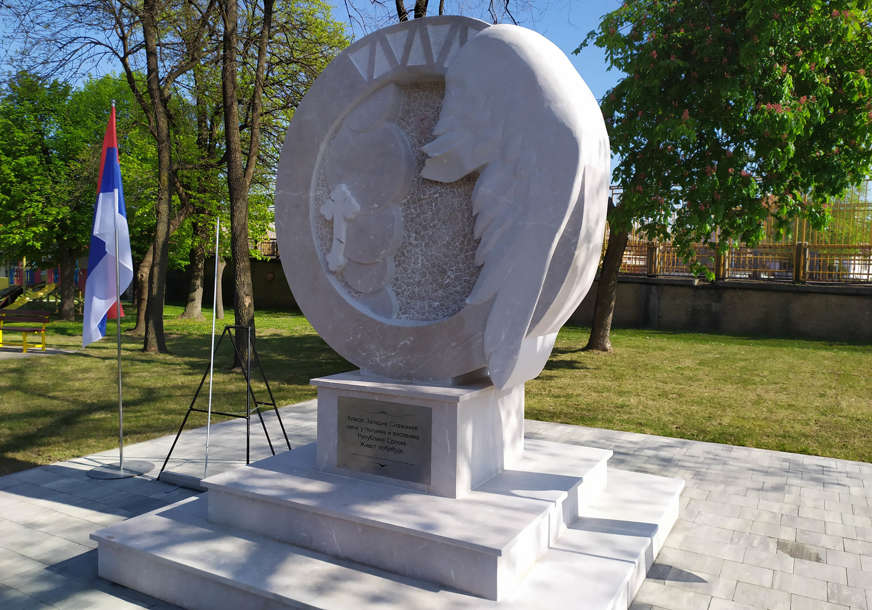 Parastos i pomen ispred spomenika u Gradiški: Obilježavanje godišnjice egzodusa Srba iz Zapadne Slavonije