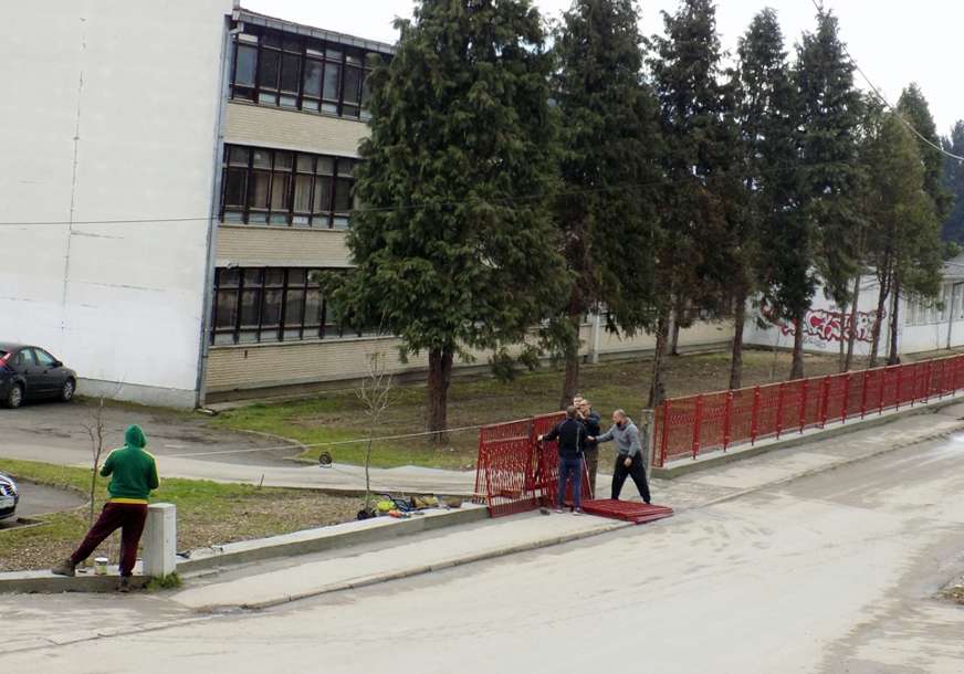 PRVA FAZA PROJEKTA Učenici obnovili školsku ogradu, slijedi rekonstrukcija igrališta