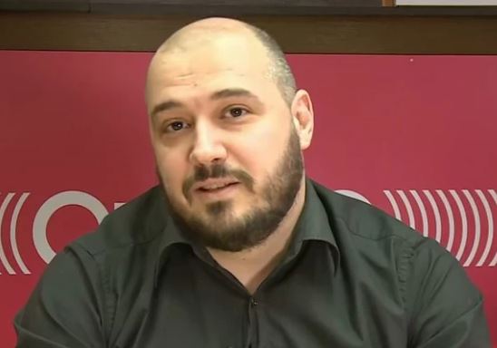 Presreli i napali radijskog voditelja: Napadači mladiću isprskali suzavac u oči, pa ga TUKLI ŠIPKOM