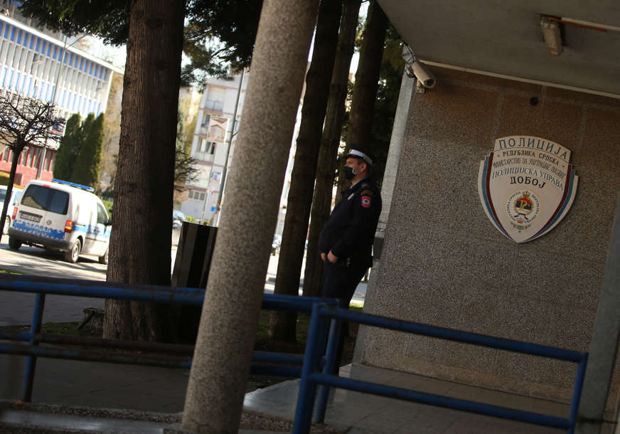 Polupao ženi šajbu na automobilu: Policija u Doboju traga za vandalom