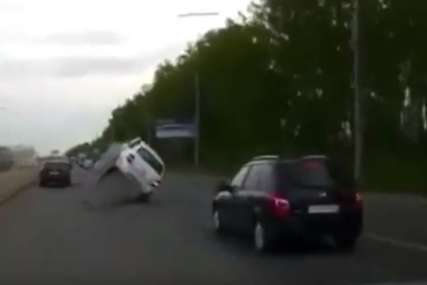 UŽASNA SCENA NA PUTU Automobil je odjednom odletio u vazduh, a razlog je bizaran (VIDEO)