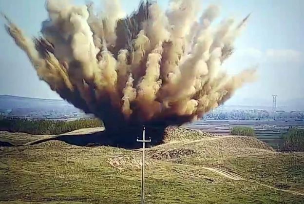 Eksplozija i dim na sve strane: Pripadnici MUP uništili avionsku bombu iz Drugog svetskog rata (VIDEO)