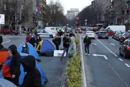 BLOKIRAN SAOBRAĆAJ Nezadovoljna grupa frilensera postavila šatore nasred ulice u Beogradu (VIDEO)