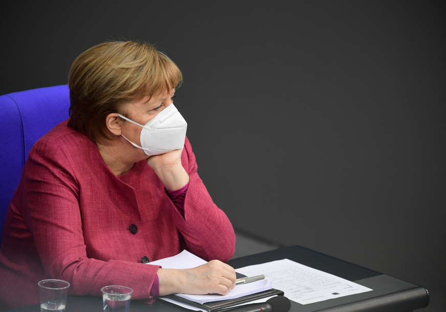 Merkel: Razmatramo nezavisnu kupovinu ruske vakcine