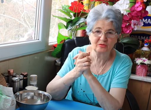 PRAVA JUTJUB ZVIJEZDA  Baka Jelena (70) je blogerka uz koju su mnogi naučili da kuvaju (VIDEO)