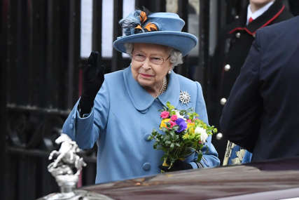 Predvodi flotu kraljevske mornarice: Kraljica Elizabeta obišla nosač aviona nazvan po njoj