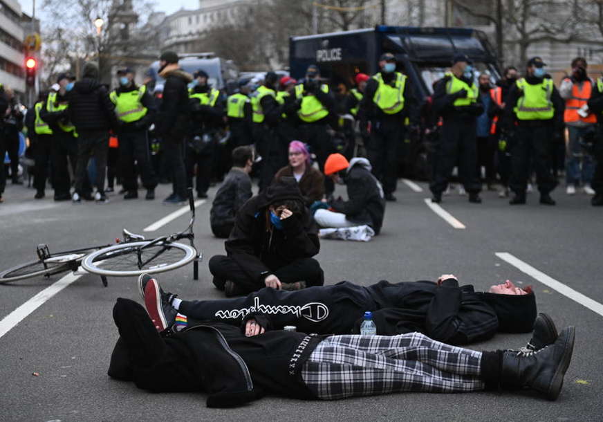 Povrijeđeno osam policajaca: Protesti u Londonu zbog kovid mjera i pasoša