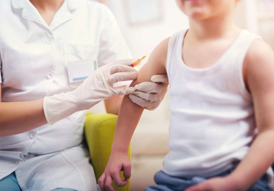 Stručnjaci odbili da daju zeleno svjetlo: Za djecu od 12 do 15 godina ipak nema vakcinacije u Britaniji