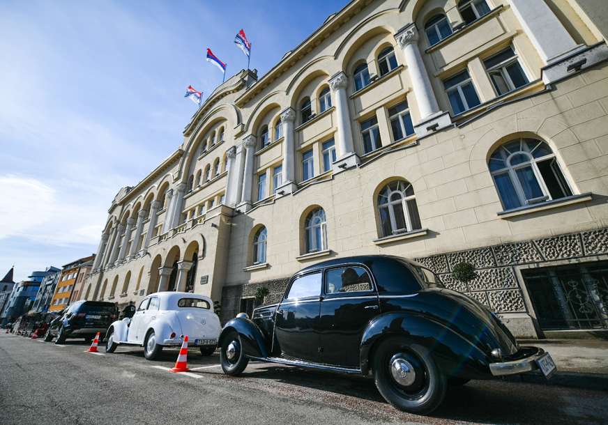 „Dašak istorije iz zlatnog doba Banjaluke“ Za Dan grada ispred Gradske uprave parkirani oldtajmeri (FOTO)