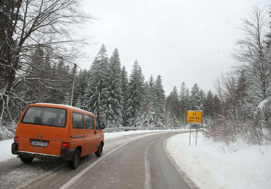 Put preko Oštrelja: Snijeg i led KAO UOČI BOŽIĆA, a ne pred Vaskrs (FOTO, VIDEO)