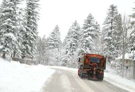 PREKO ROMANIJE NE MOGU TERETNJACI Snijeg i led otežavaju saobraćaj na ovim dionicama