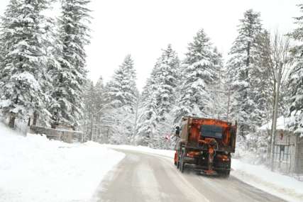 Snijeg otežava saobraćaj preko planinskih prevoja: Vozači ne krećite na put bez zimske opreme