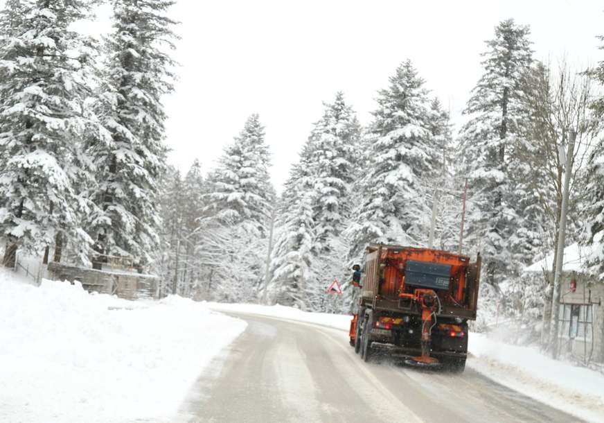 Čistili snježne smetove od tri metra: Mještanima omogućeno da dođu jedni kod drugih na Nikoljdan