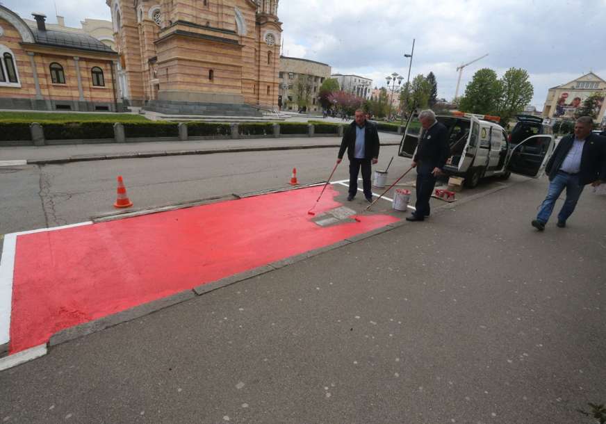Poznaćete ih po crvenoj boji: Počelo označavanje "humanih parkinga“ u Banjaluci