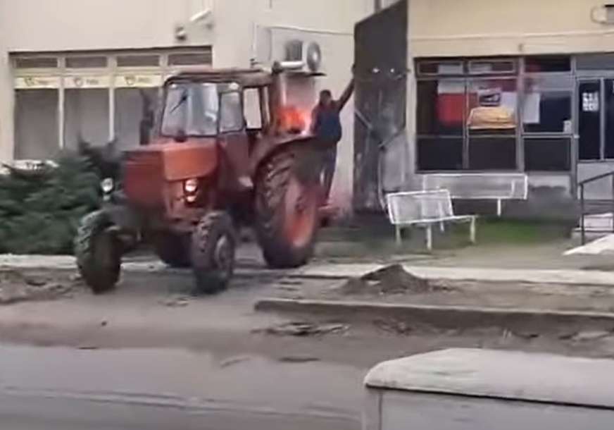 UHAPŠENA DVA MUŠKARCA Traktorom srušili partizanski spomenik (VIDEO)